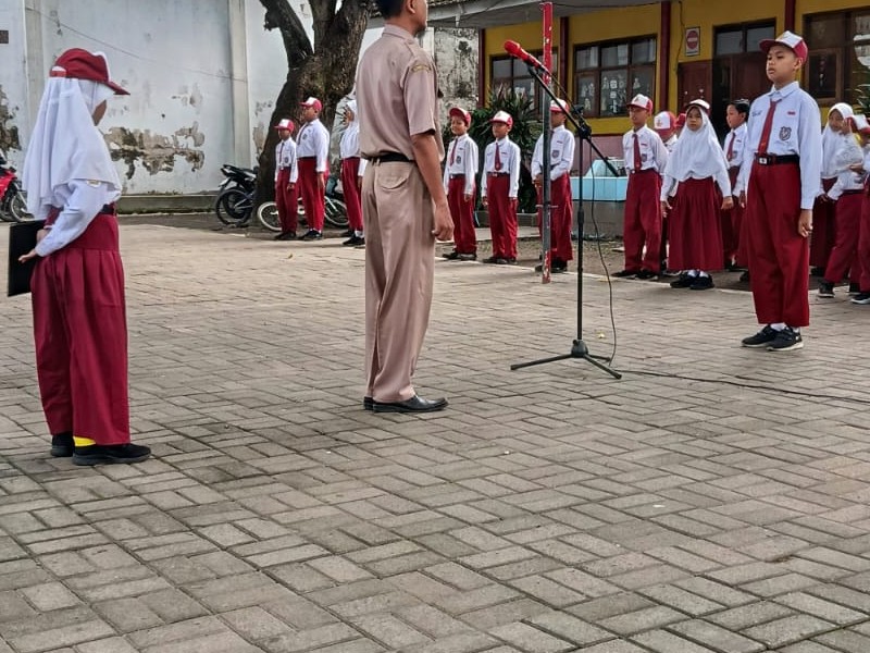 UPACARA BENDERA RUTIN HARI SENIN