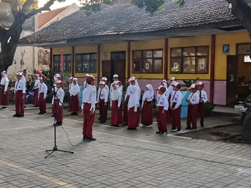 UPACARA BENDERA RUTIN HARI SENIN